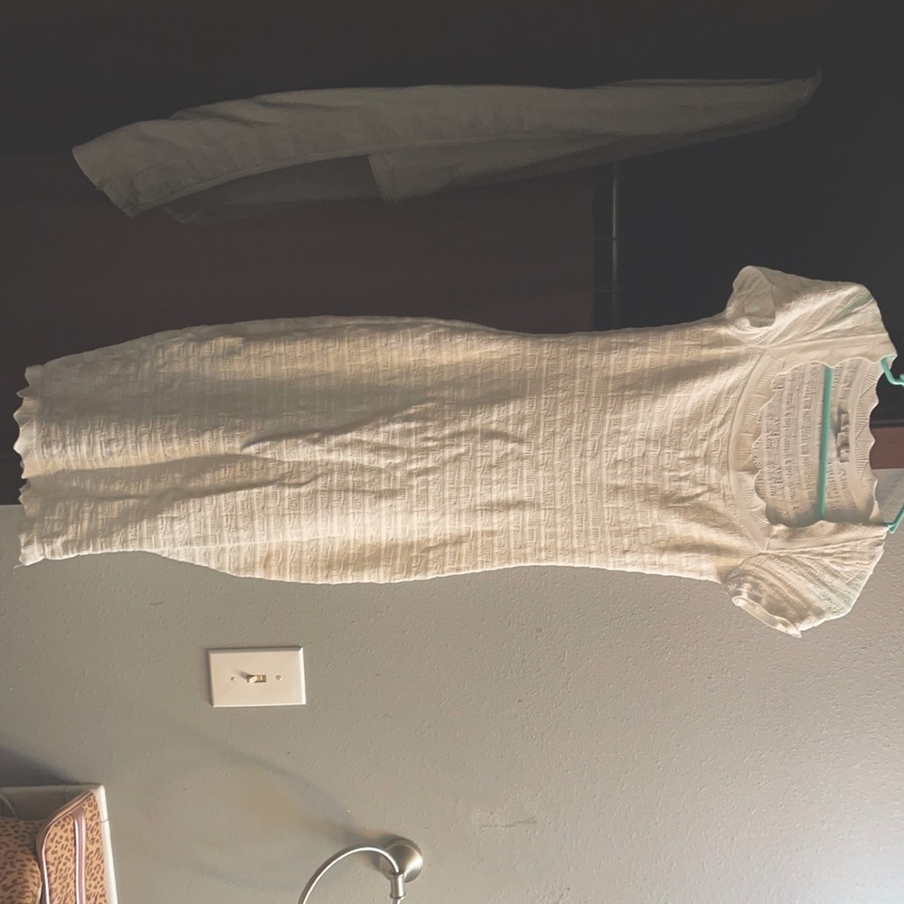 Wore once 4 photo shoot. Just bought. Great cond.